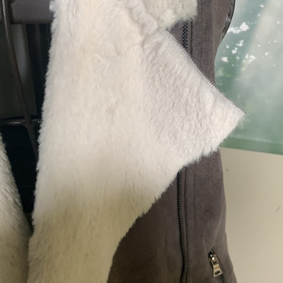 Grey suede like soft vest with faux fur size small - Picture 3 of 8